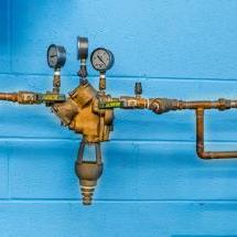 A backflow preventer device for houses